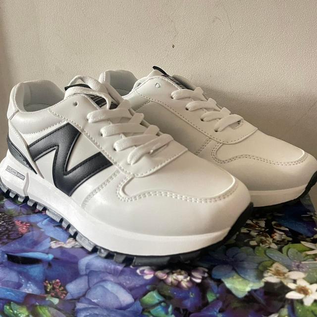 Women's Trainers - White/Black on Productcaster.