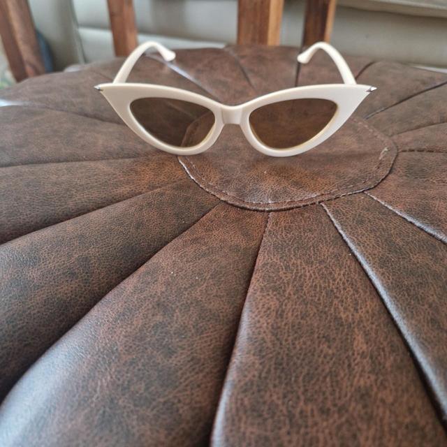 Vintage Women's Cat eye Sunglasses - Cream on Productcaster.