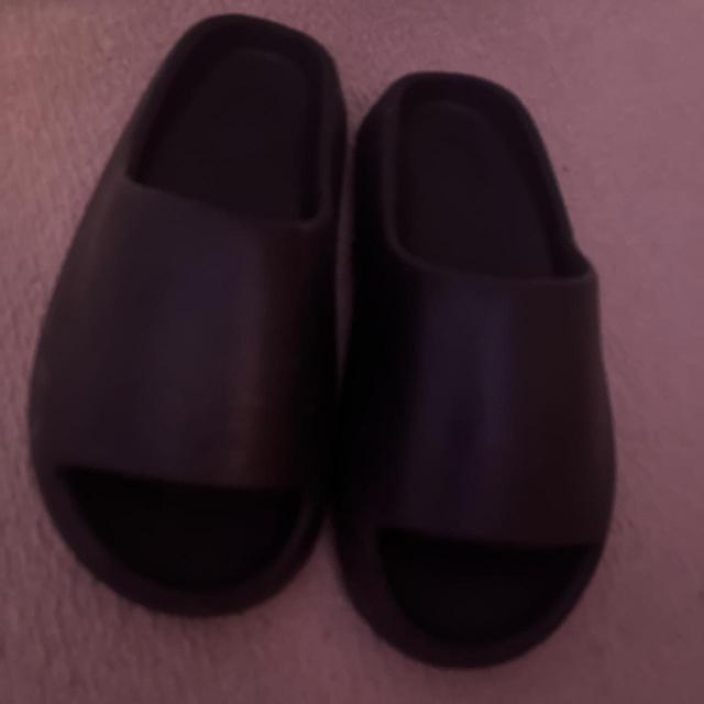 Yeezy Men's Slides - Black/Brown - UK 8 on Productcaster.