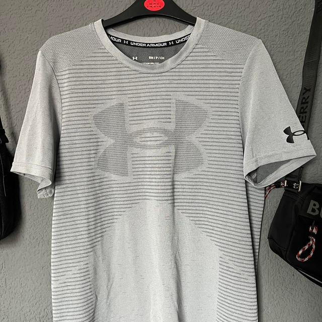 Under Armour Men's T-shirt - Grey - S on Productcaster.