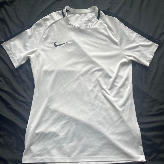 Nike Men's T-shirt - White - M on Productcaster.