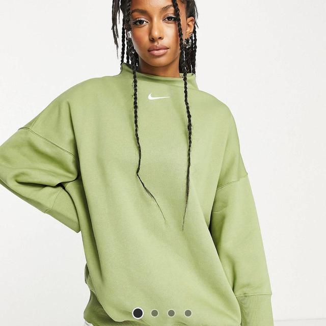 Nike Women's Sweatshirt - Green - 8 on Productcaster.