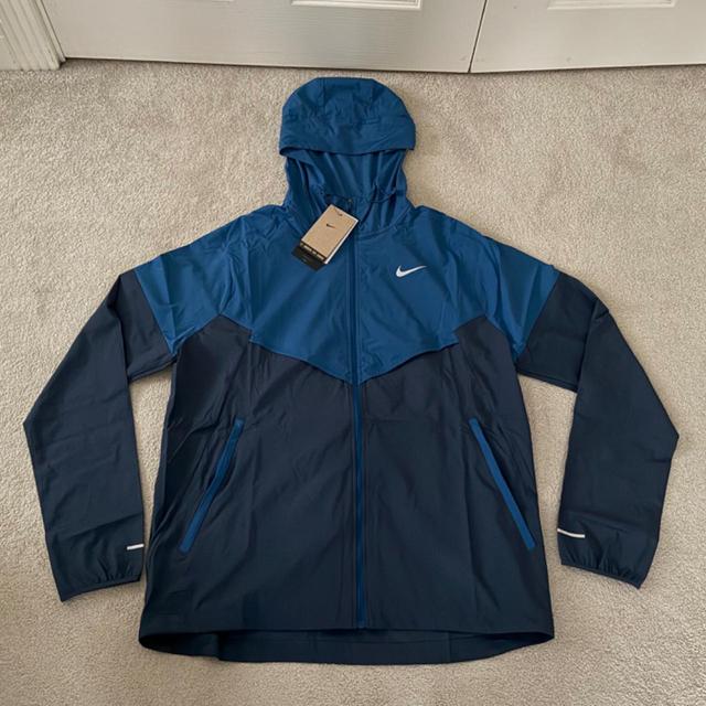 Nike Men's Lightweight Jacket - Navy/Blue - M on Productcaster.