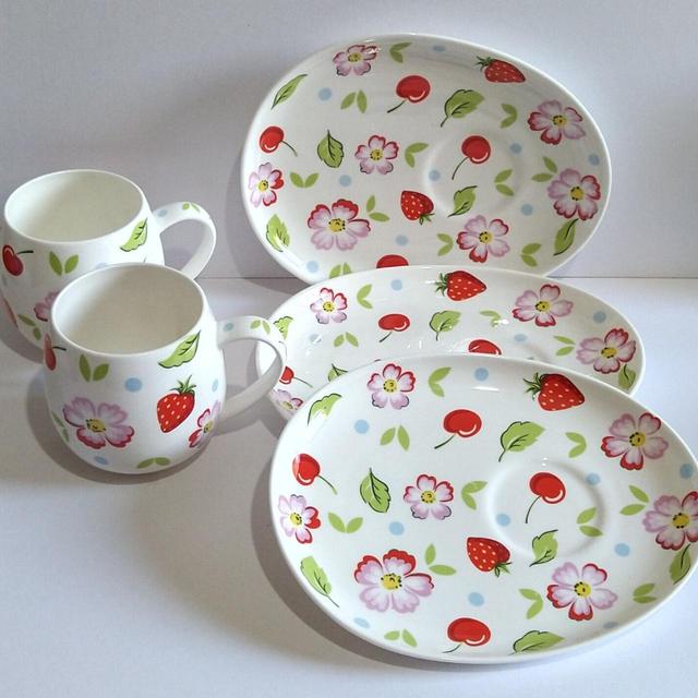 Vintage Dinnerware - White/Red on Productcaster.