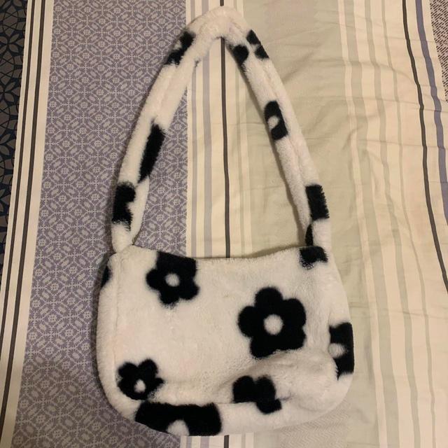 Preloved Women's Shoulder bags - White/Black on Productcaster.