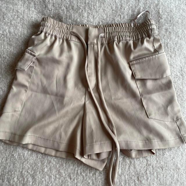 Zara Women's Shorts - Cream/Tan - XS on Productcaster.