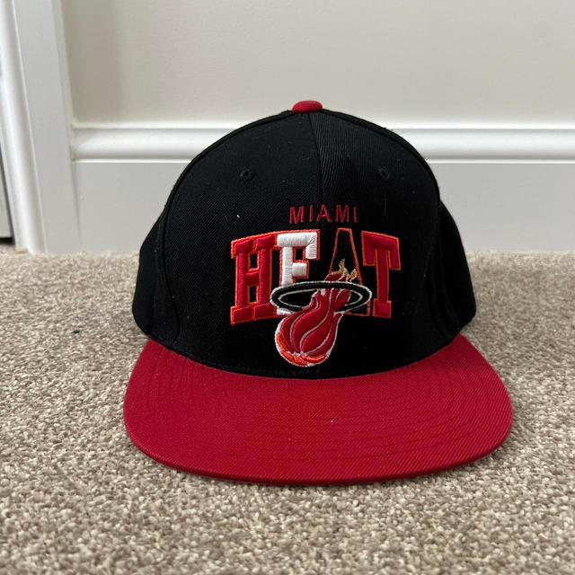 Mitchell & Ness Men's Caps - Black/Red on Productcaster.