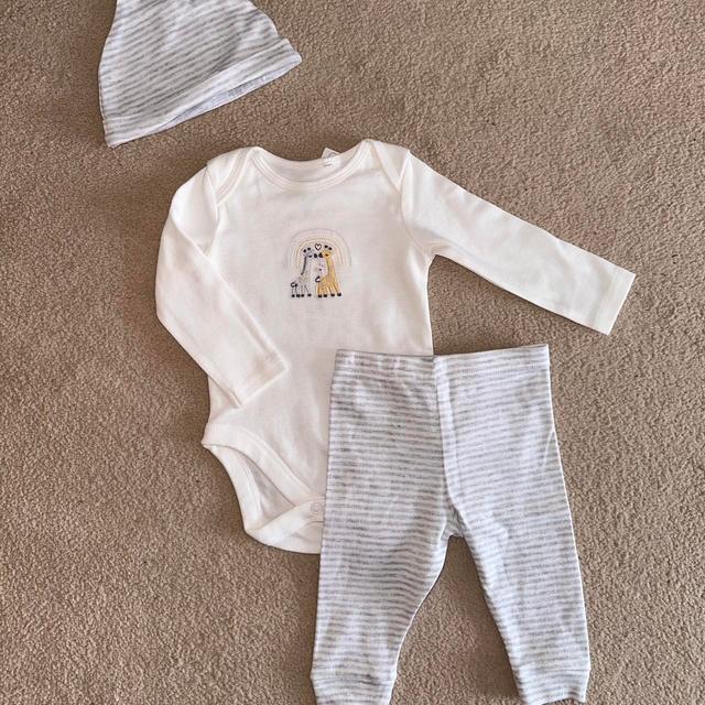 Fred & Flo Kids' Sleepsuit - White/Grey - 3-6 months on Productcaster.