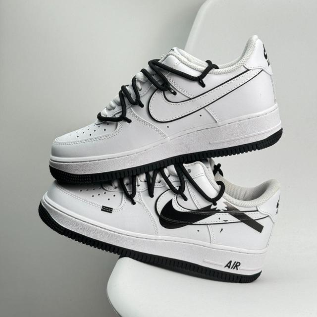 Nike Men's Footwear - White/Black - UK 6 on Productcaster.