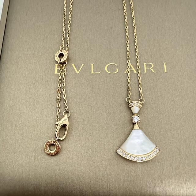 Bulgari Women's Necklace - Gold on Productcaster.