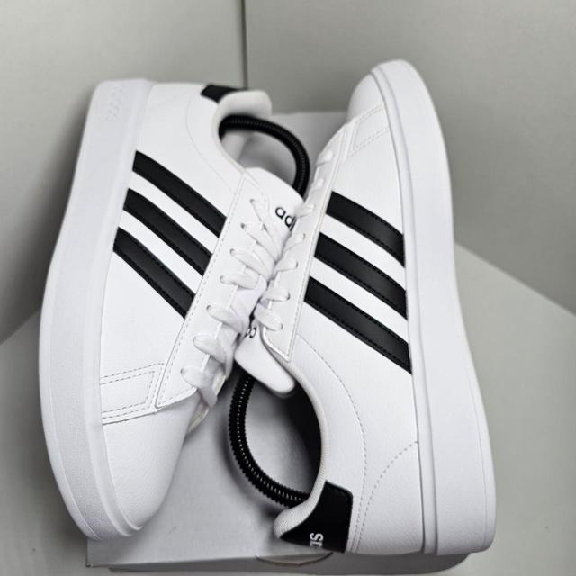 Adidas Women's Trainers - Black/White - UK 6 on Productcaster.