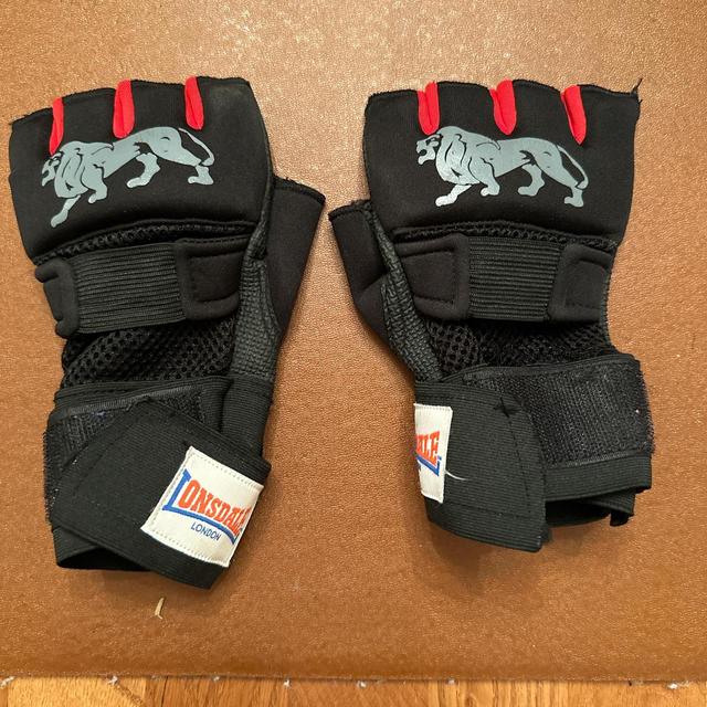 Lonsdale Men's Gloves - Black on Productcaster.