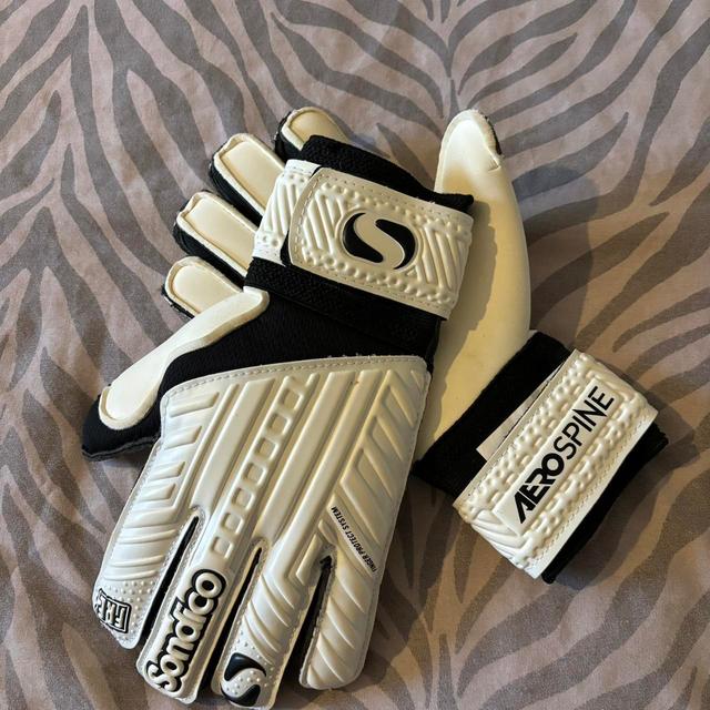 Sondico Kids' Gloves - White/Black on Productcaster.