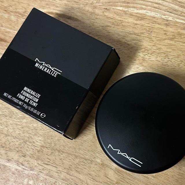 MAC Foundation - Black/White on Productcaster.