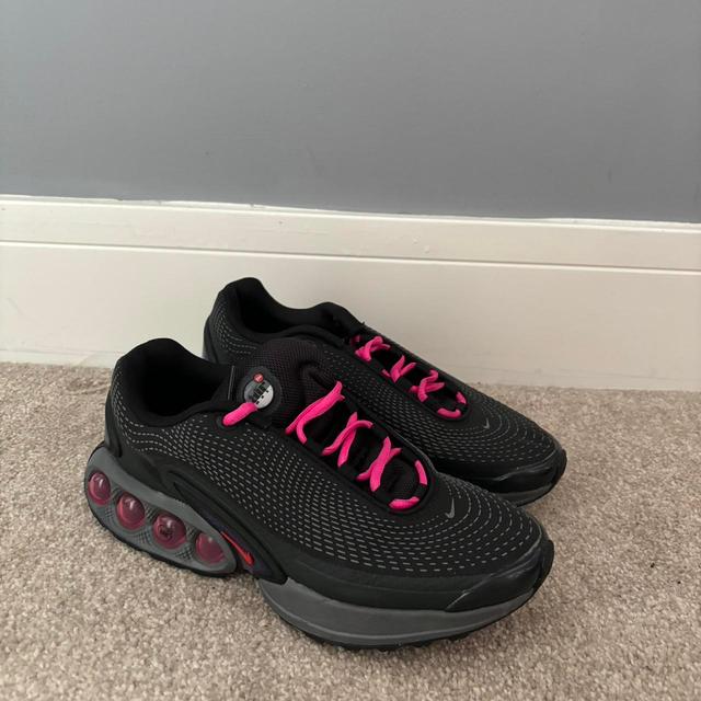 Nike Women's Trainers - Black/Pink - UK 6 on Productcaster.