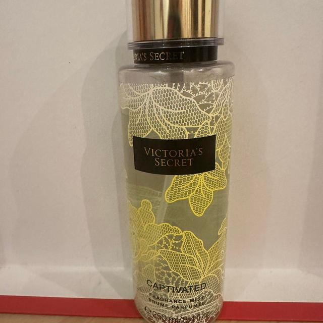 Victoria's Secret Body spray - Green/Yellow on Productcaster.