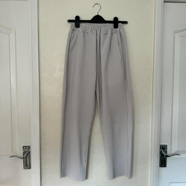 Preloved Men's Straight leg Trousers - Cream/Grey - 28" on Productcaster.