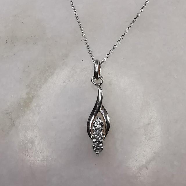 BRAND UNIQUE Women's Necklace - White/Silver on Productcaster.