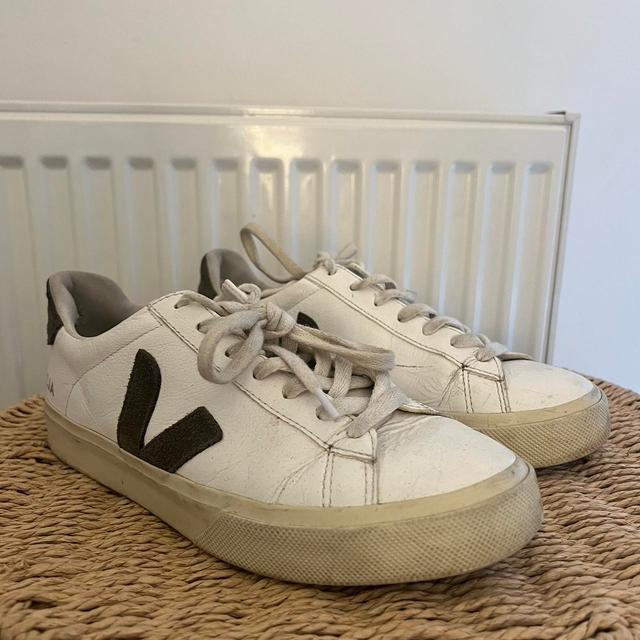 Veja Women's Trainers - White - UK 6 on Productcaster.