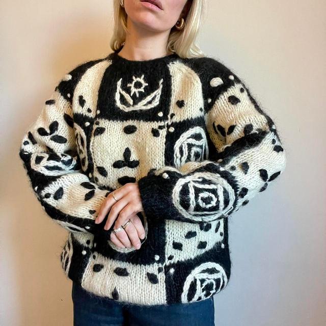 Vintage Women's Jumper - White/Black - M on Productcaster.