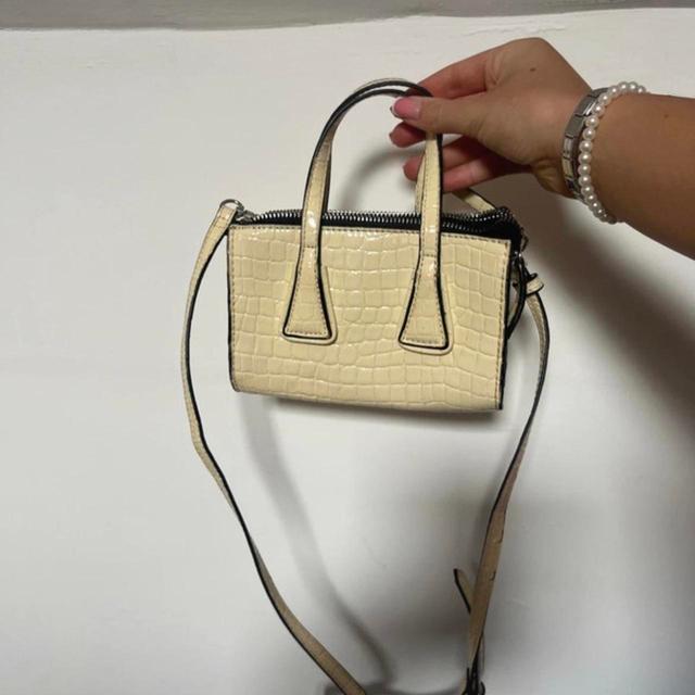 Zara Women's Crossbody bags - Cream on Productcaster.