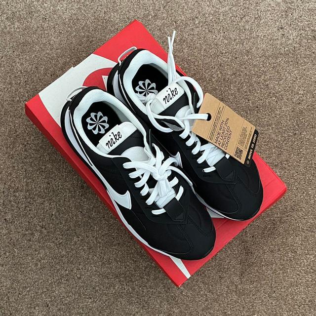 Nike Women's Trainers - Black/White - UK 5.5 on Productcaster.