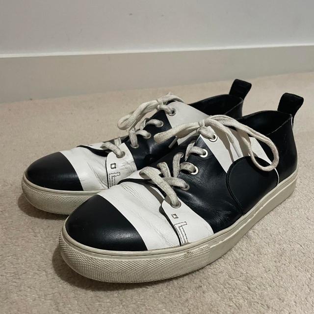 Alexander McQueen Men's Trainers - Black/White - UK 10 on Productcaster.