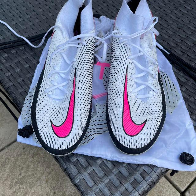 Nike Ball sports - White/Pink on Productcaster.