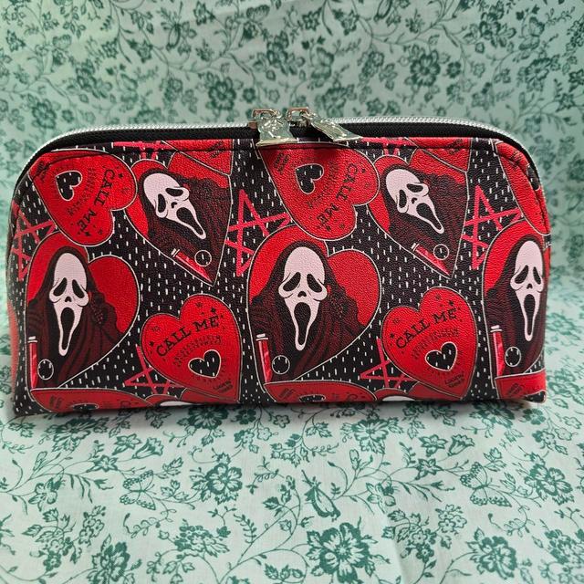 Women's Makeup and wash bags - Black/Red on Productcaster.