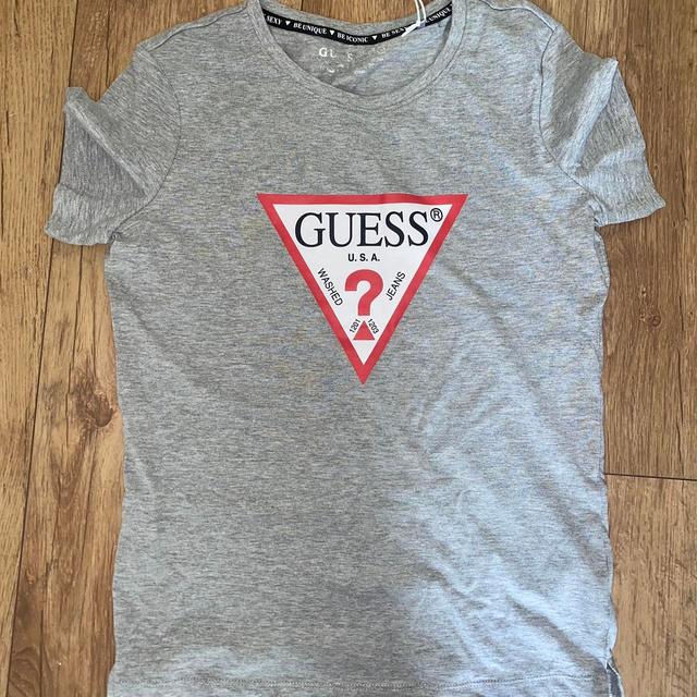 Guess Women's T-shirt - Grey - XS on Productcaster.