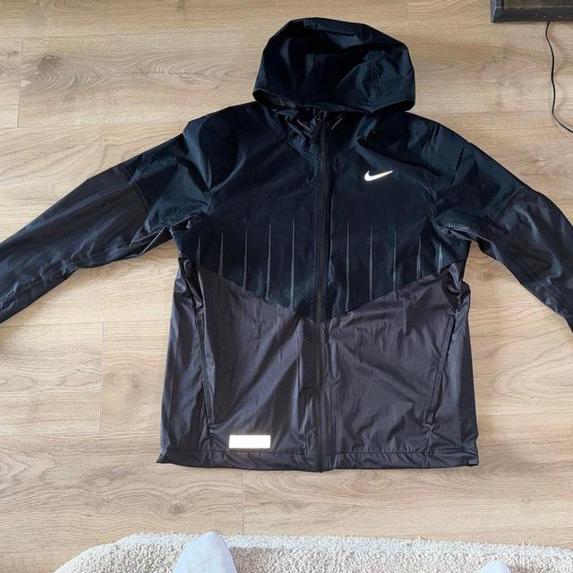 Nike Men's Lightweight Jacket - Black - M on Productcaster.