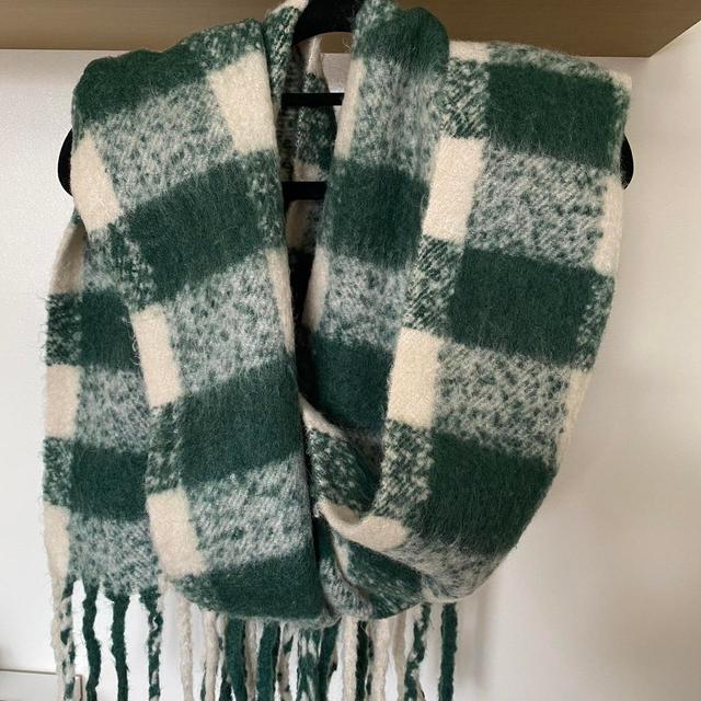 Zara Women's Scarf - Green/Cream on Productcaster.