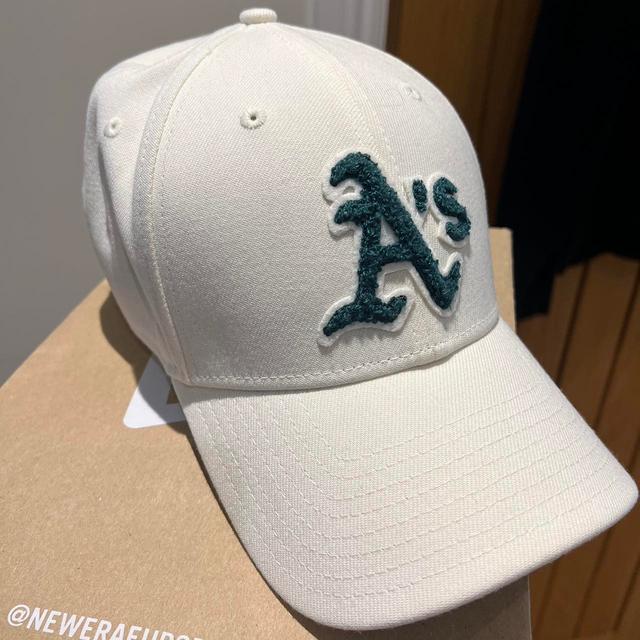 New Era Men's Caps - White/Green on Productcaster.