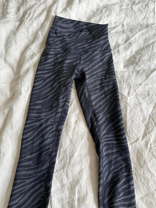 Lululemon Women's Leggings - Grey/Black - 23" on Productcaster.