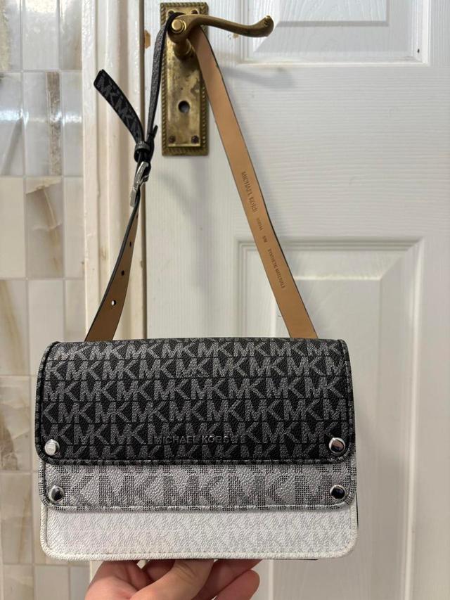 Michael Kors Women's Bag - Black/Grey on Productcaster.