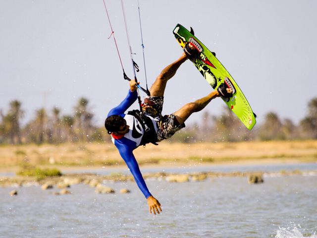 La Vida es Bella - Curso de kitesurf para dos en las mejores playas de la Península - Cajas Regalo Aventura on Productcaster.