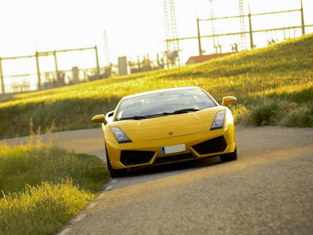 La Vida es Bella - Ruta de 14 km por carretera con Lamborghini Gallardo en Madrid - Cajas Regalo Aventura on Productcaster.