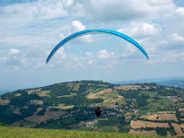 Emozione3 - 1 volo in parapendio in tandem su Poggio Bustone - Cofanetti Regalo Sport on Productcaster.