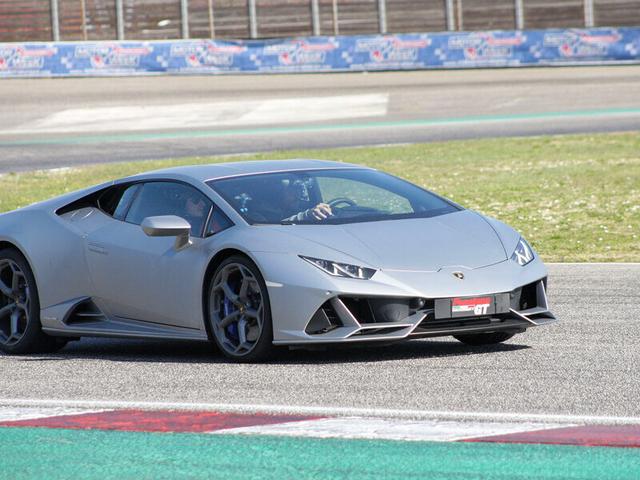 Smartbox - Forti emozioni in pista: 3 giri al prezzo di 2 in Lamborghini Huracán Evo - Cofanetti Regalo Sport e Svago on Productcaster.