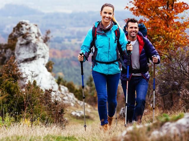 Emozione3 - Avventure zaino in spalla: 1 notte con colazione e trekking nella natura - Cofanetti Regalo Soggiorni on Productcaster.