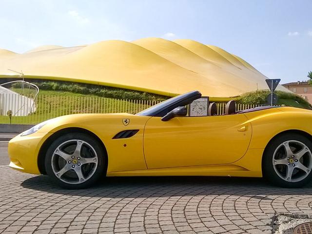 Smartbox - Guida una Ferrari California per 20 min a Maranello con video ricordo - Cofanetti Regalo Sport e Svago on Productcaster.