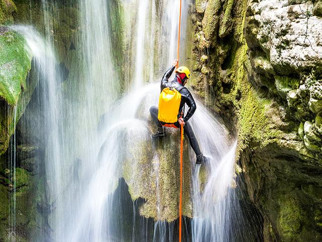 Smartbox - Il gusto dell’avventura: discesa in canyoning e degustazione con birra per 2 - Cofanetti Regalo Sport e Svago on Productcaster.