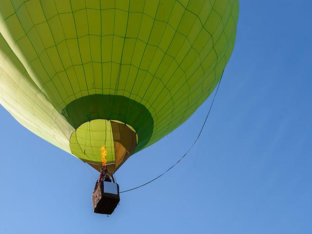 Smartbox - Due cuori tra le nuvole: esclusivo volo in mongolfiera di 1h con briefing e aperitivo - Cofanetti Regalo Sport e Svago on Productcaster.