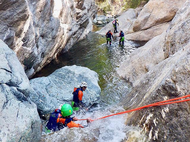 Smartbox - 1 percorso Canyoning Test Yourself con macchina fotografica subacquea - Cofanetti Regalo Sport e Svago on Productcaster.