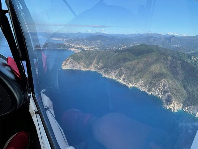 Smartbox - Le Cinque Terre viste dal cielo: volo panoramico in ultraleggero - Cofanetti Regalo Sport e Svago on Productcaster.