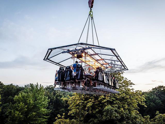 Bongo High Wine voor 2 op 50 meter hoogte bij Dinner in the Sky -Activiteit cadeaubonnen on Productcaster.