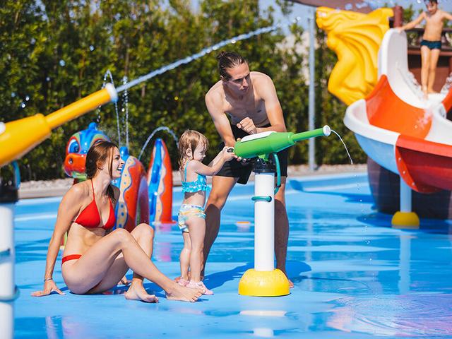 Smartbox - Divertimento in famiglia: ingresso giornaliero per 2 adulti e 2 bambini ad Acquaworld - Cofanetti Regalo Multiattività on Productcaster.