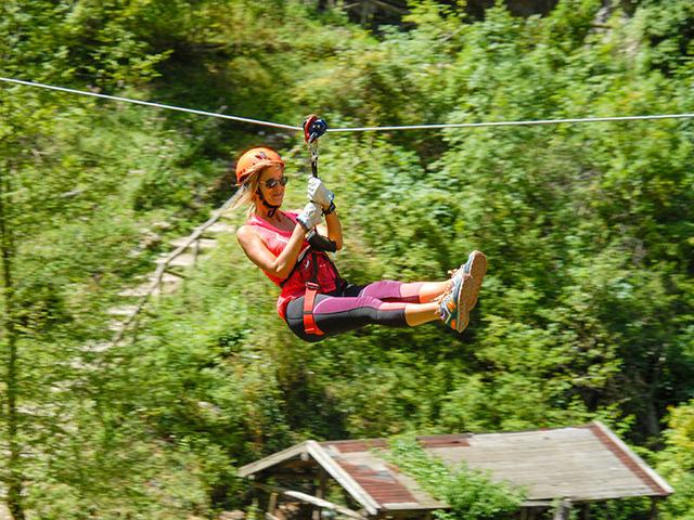 Smartbox - Volo in Zipline e visita al museo e alle Grotte di Equi Geo-Archeo Park per 2 - Cofanetti Regalo Sport e Svago on Productcaster.