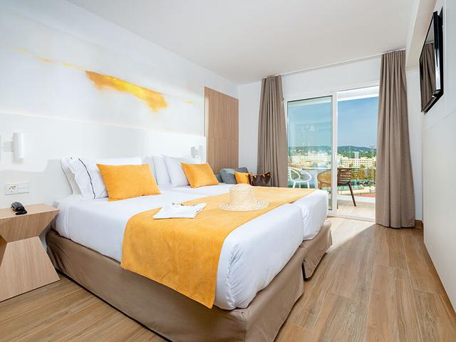 Smartbox - ¡Escapada a Lloret de Mar!: 1 noche con desayuno y front cooking en L’Azure Hotel 4* - Estancias on Productcaster.