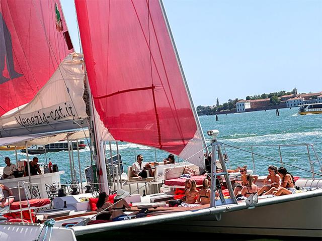 Smartbox - Venezia in catamarano: tour della Laguna attraverso lo skyline di Venezia con pranzo per 1 persona - Cofanetti Regalo Multiattività on Productcaster.